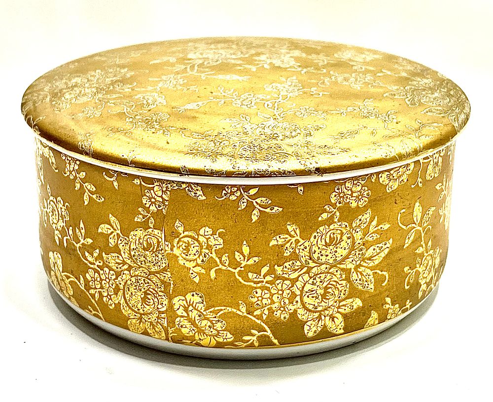 קופסת תכשיטים/בונבוניירה פורצלן עם ציפוי זהב 14 קארט ועבודת חריטה יד אומן על הזהב, תוצרת 