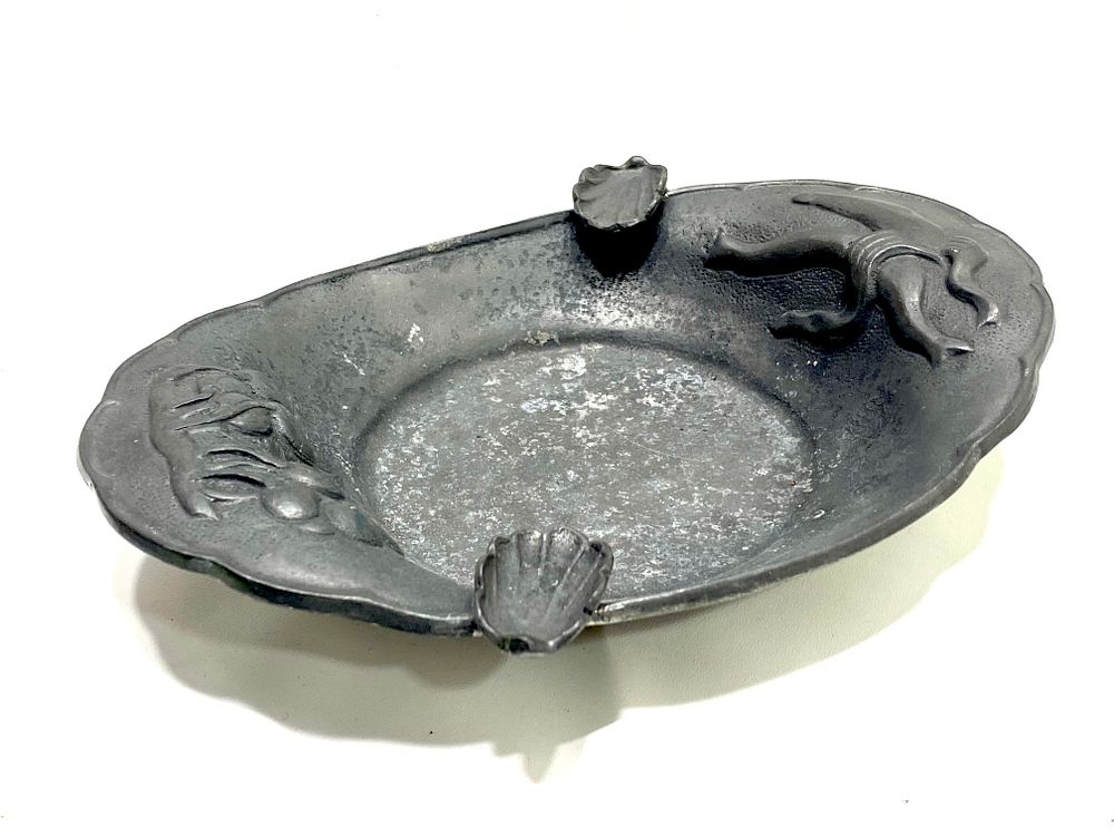 מאפרת פיוטר/אבץ, 
ארט דקו/סגנון ארט דקו, חתומה, עבודת בלט אלגנטית, אירופאית, 19X13X4 ס"מ