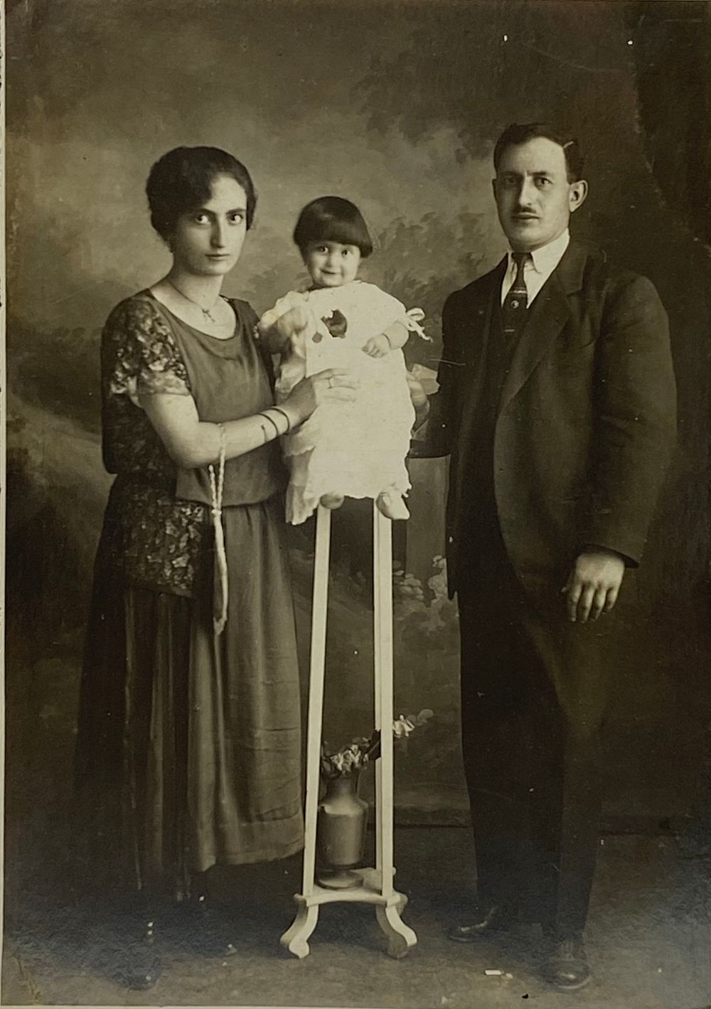 צילום מקורי של משפחה יהודים, במסגרת קרטון, תחילת המאה ה-20, מידות צילום: 17X12 ס"מ, מידות 