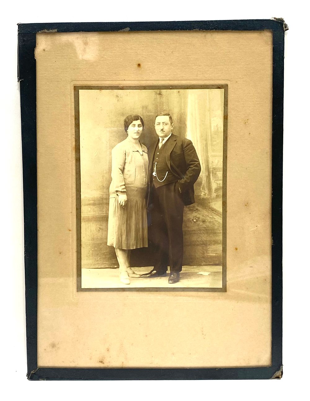 צילום מקורי של זוג יהודים, תחילת המאה ה-20, במסגרת קרטון עם זכוכית, כתמי גיל בודדים ראה צילום 