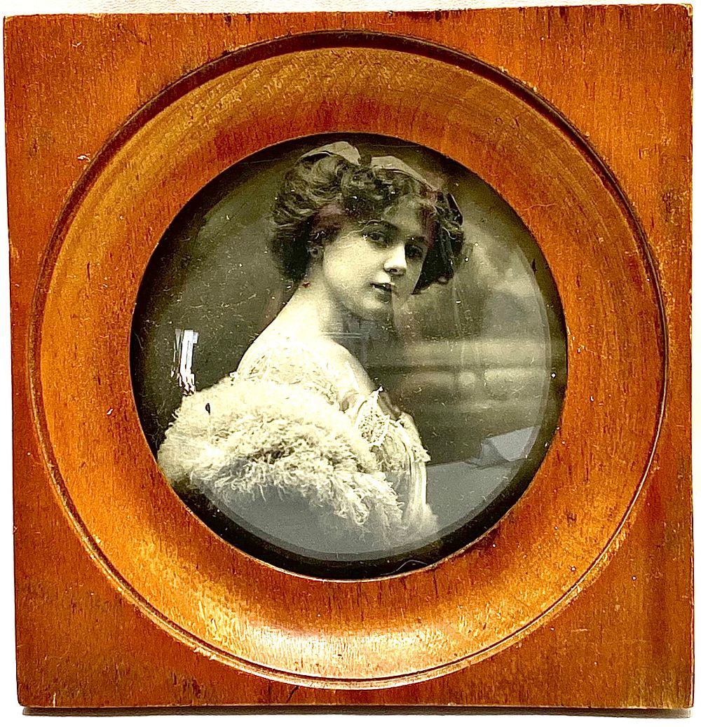 מסגרת עץ זית ישנה עד עתיקה, במסגרת גלויה מסוף מאה ה-19, זכוכית מקומרת, 13X13 ס"מ, קוטר תמונה 9 ס"מ