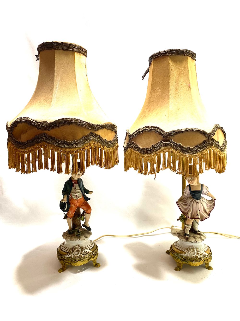 צמד מנורות אווירה, ברונזה וזוג פסלי פורצלן (שילוב פורצלן ביסקוויט ופורצלן מזוגג) סימני גיל על 