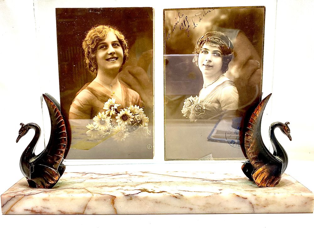 מעמד שולחני לתמונה, שנות ה30-50, שיש, פסלים מנחושת וזכוכית, במסגרת 4 גלויות מקוריות מתחילת מאה 