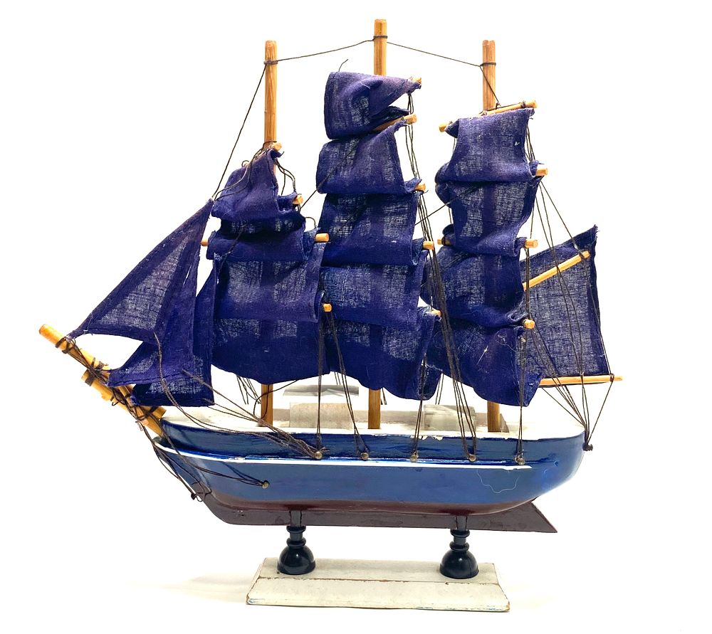 דגם ספינת מפרסים וינטאג' על מעמד עץ ייעודי, סימני גיל קלים, 24X23 ס"מ