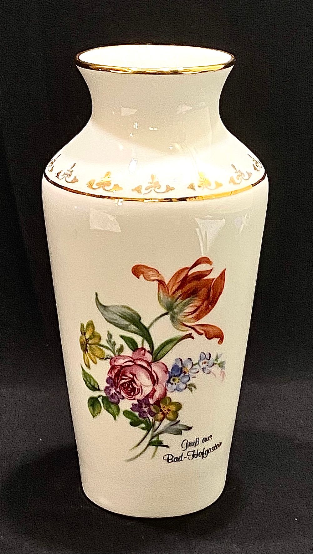 אגרטל פורצלן תוצרת 
HASSENPLUG FINE AUSTRIA PORZELLAN
ציור עבודת יד בשילוב דקאלים ועיטורי זהב 