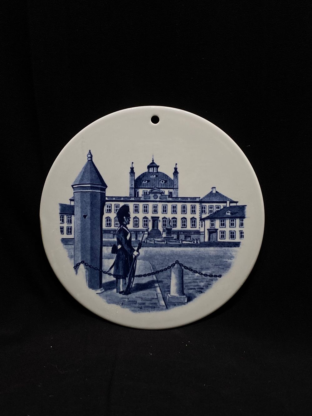 פריט אספנות מבוקש, נדיר ואלגנטי
מדליון קיר, פורצלן וינטאג' תוצרת ROYAL COPENHAGEN FINE DENMARK 