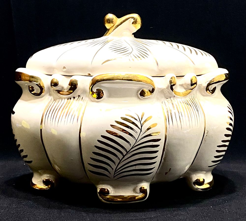 לאספני קרמיקה ישראלית
בונבוניירה אלגנטית וינטאג', יפה ונדירה, חתומה גם ע"י האומן, 16.5X11.5X16 ס"מ