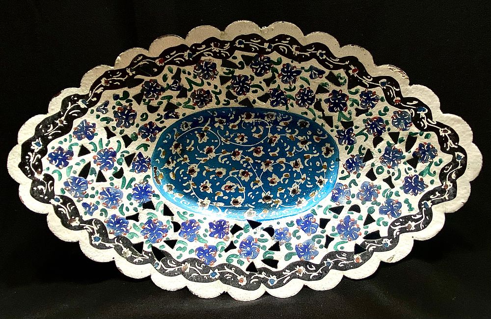 קערת פח עם אמיל מעוטרת ציור פרסי עבודת יד ועבודת חסר
23.5X14X2.5 ס"מ , יפה ושמורה