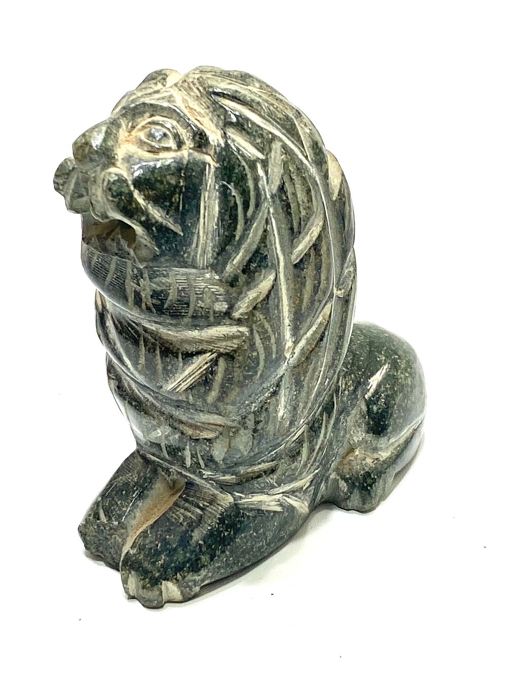 פסל אריה סיתות באבן עבודת יד אומן, גובה 8.5 ס"מ, צ'יפ קטן באחד הרגליים ראה צילום