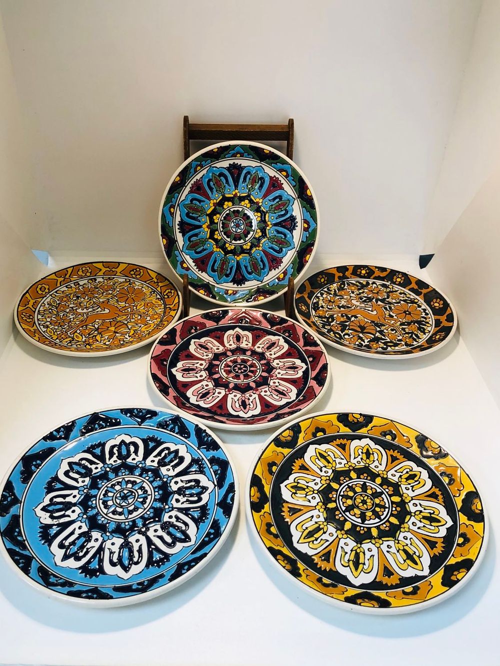 6 צלחות נוי קרמיקה לתליה 
עבודת יד NASSOS RODOS HEFFAS
קוטר 15 ס"מ. חתומות.