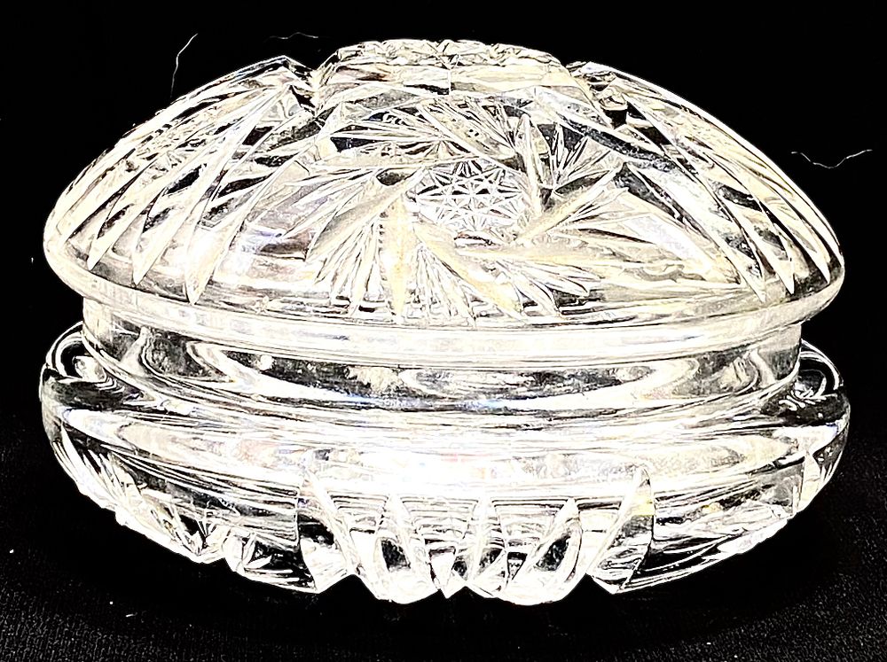 קופסת תכשיטים/בונבוניירה , קריסטל בוהמי, צ'כוסלובקיה שנות ה-60, ליטוש עבודת יד אומן, גובה 5.5 