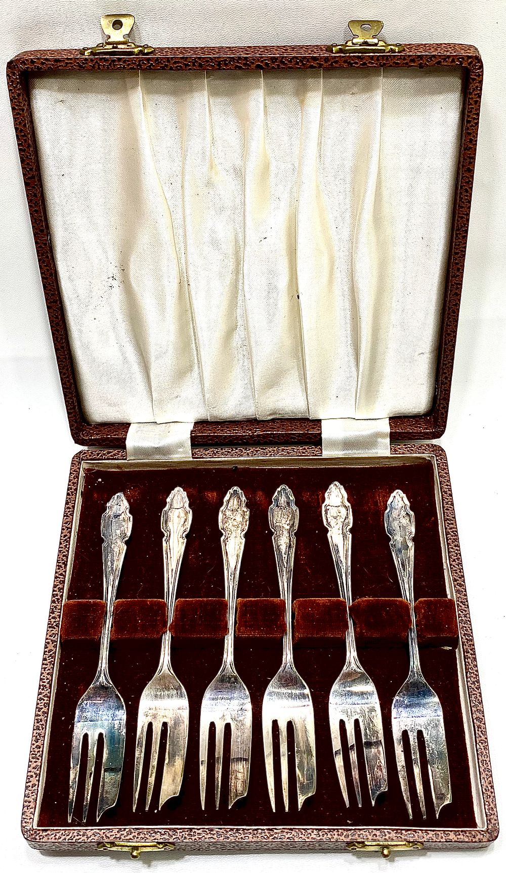 סט 6 מזלגות קינוח שליש הראשון מאה ה-20, סט באריזה מקורית מהודרת, חיפוי סאטן וקטיפה, חתום, ציפוי 