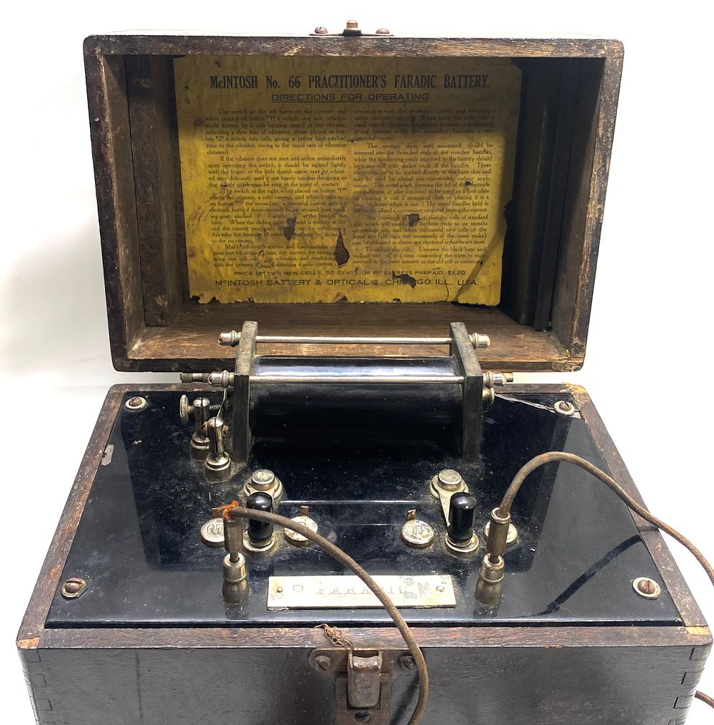לאספני מכשור רפואי עתיק ונדיר
מכשיר לגירוי שרירים (אלקטרותרפיה) תוצרת 
MCLNTOSH BATTERY & 