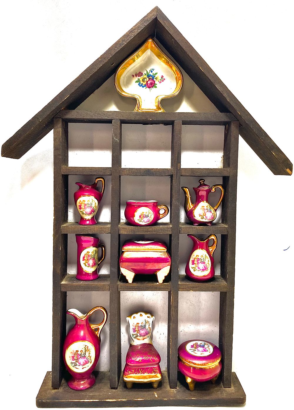 מדף דיקט וינטאג' לתליה ובו אוסף נדיר ומקסים של 10 פרטי פורצלן מיניאטורי וינטאג' אירופאי, זיגוג 