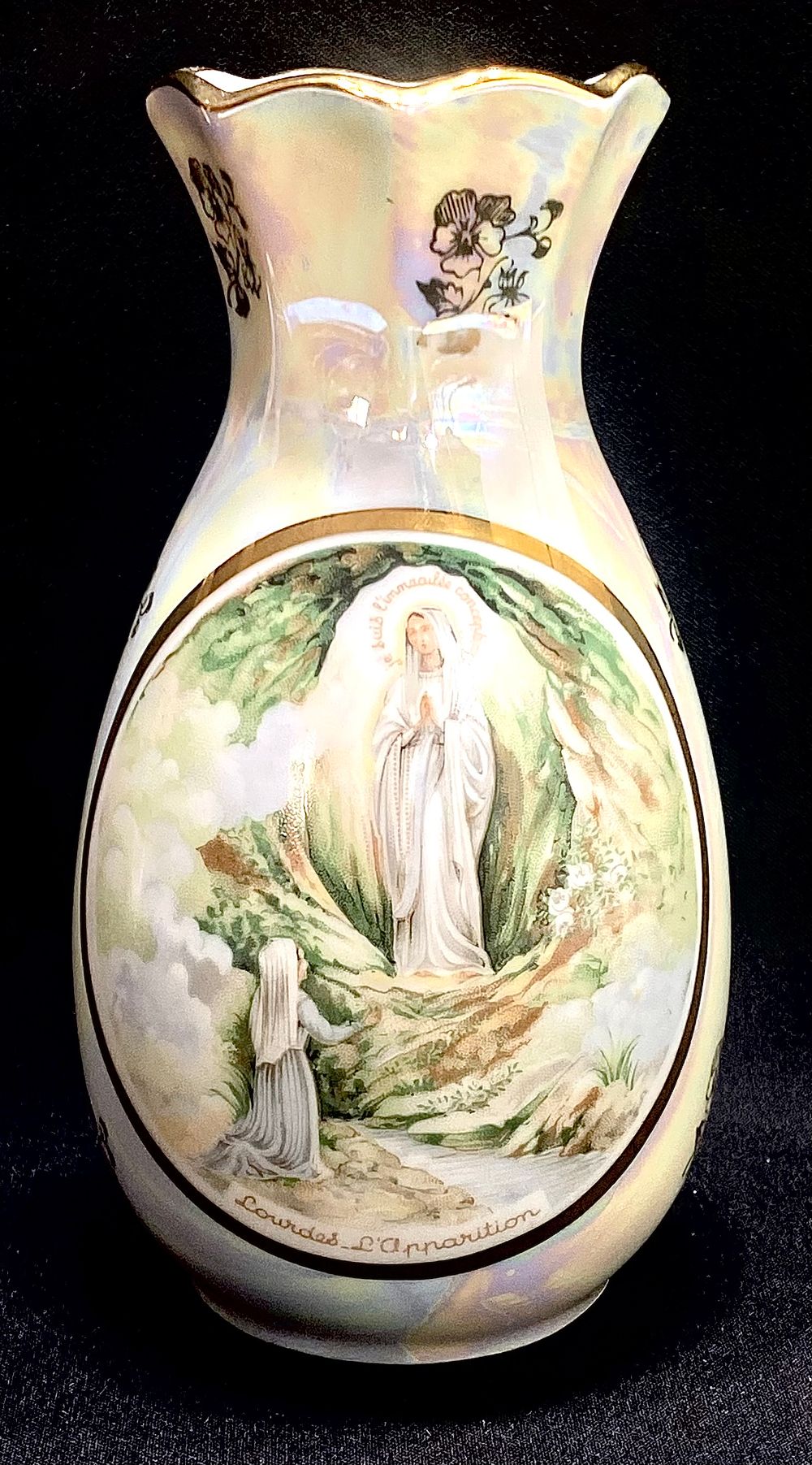 אגרטל פורצלן וינטאג', תוצרת LIMOGES FINE FRANCE PORCELAIN, זיגוג אפקט אם הפנינה, סצנה נוצרית 