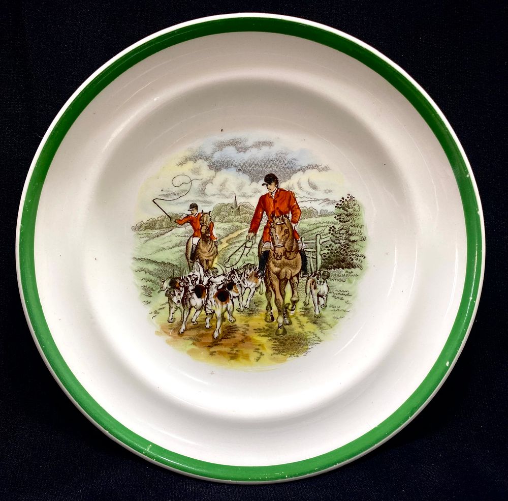 צלחת פאיינס וינטאג' אנגלי, הדפס בנושא צייד, חתומה, קוטר 14 ס"מ