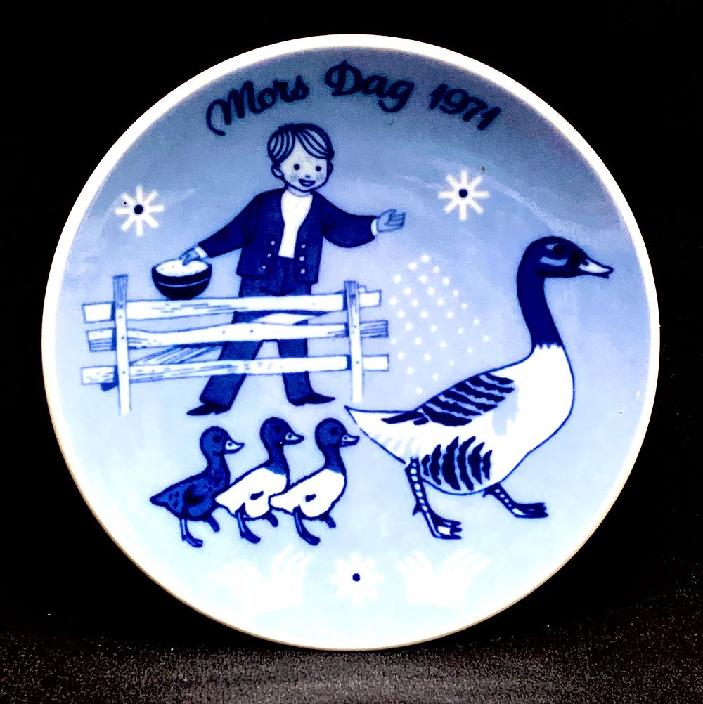 צלחת אספנות פורצלן, מהדורה מוגבלת "יום האם 1971", תוצרת P.P.PORSGRUND PORZELLAN, קוטר 13 ס"מ, חתומה