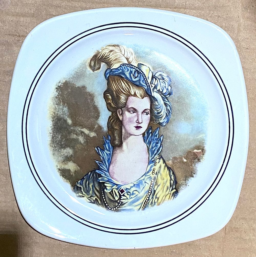 צלחת פורצלן תוצרת נעמן פורצלן עם הדפס בסגנון ויקטוריאני בחזית הצלחת עם סטודיו לעיצוב פרטית 