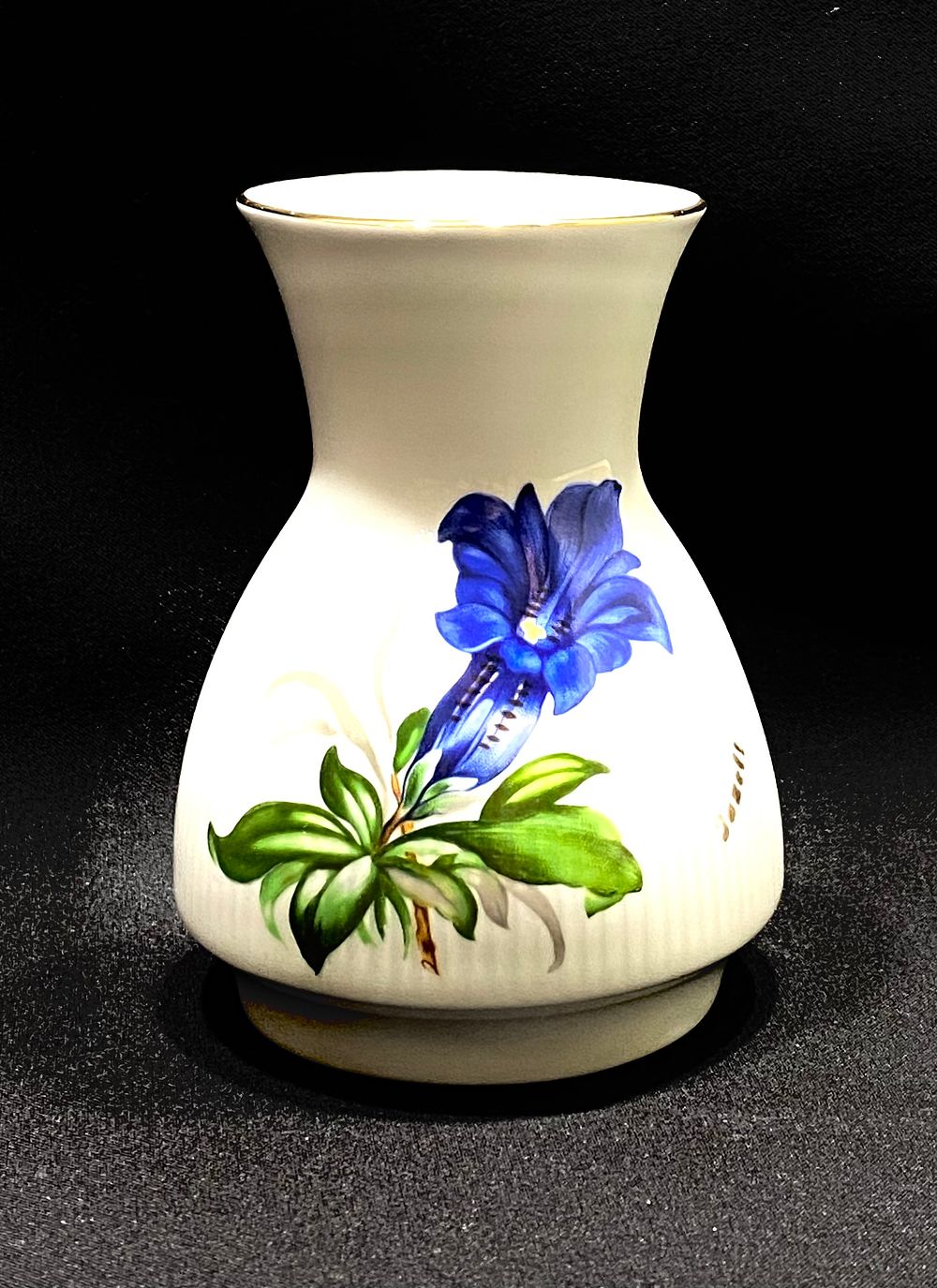 אגרטל פורצלן וינטאג'
STEINKARMP ARZBERG PORZELLN MANUFAKTUR
ציור עבודת יד, דקאלים ונגיעות זהב 