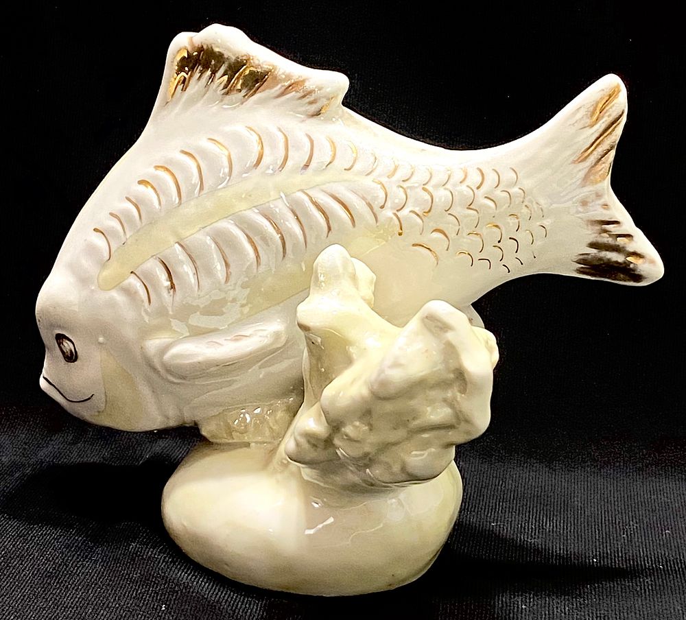 "דג קרפיון" - פסל פורצלן וינטאג' מרוסיה הקומוניסטית, תוצרת DULYOVO USSR, חתום ומתוארך 1954 