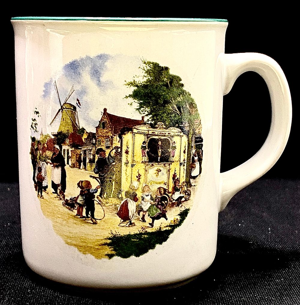 ספל פורצלן וינטאג', תוצרת HS ROYAL, חתום ומתוארך 1984, גובה 9 ס"מ, קוטר עליון 8 ס"מ