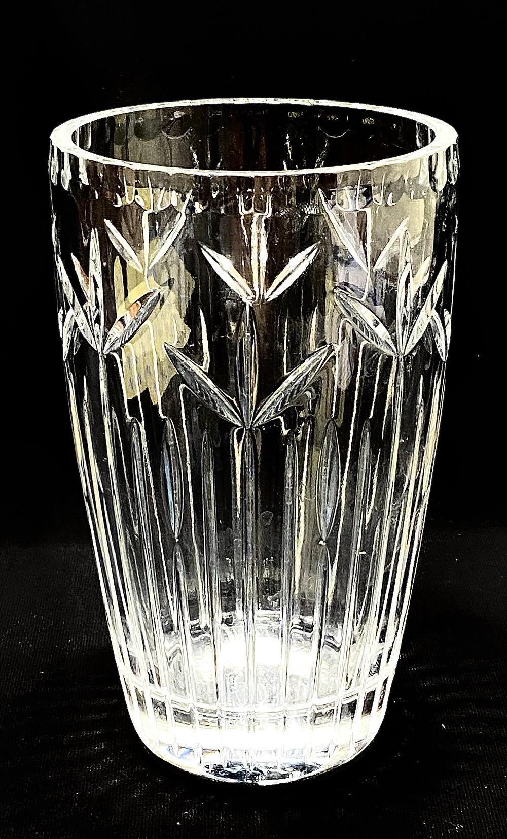 אגרטל קריסטלין צרפתי, שנות ה-70-80, גובה 15 ס"מ, קוטר עליון 9.5 ס"מ, ליטוש ידני