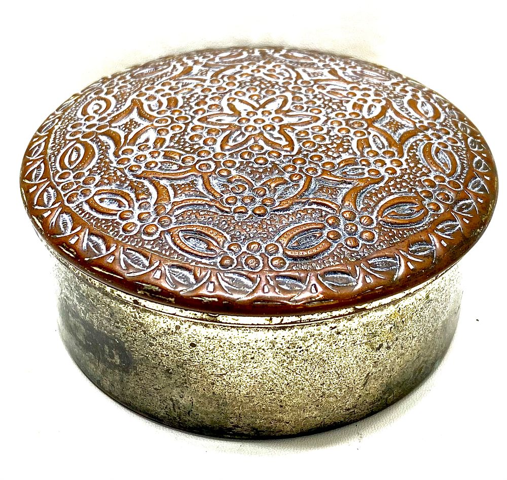 קופסת תכשיטים נחושת, מכסה בעבודת בלט יפה, בסיס מצופה כסף (שחיקה קלה) , קוטר 10.5 ס"מ, עומק 3.5 ס"מ