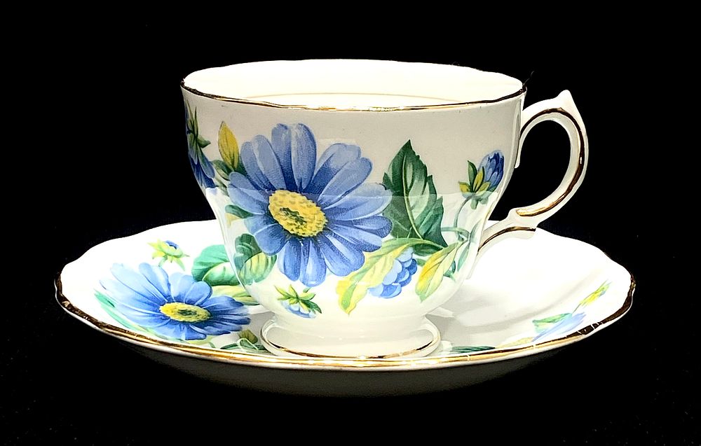 ספל ותחתית וינטאג' ROYAL VALE FINE BONE ENGLAND PORCELANE, גובה ספל 7 ס"מ, קוטר תחתית 14.5 ס"מ