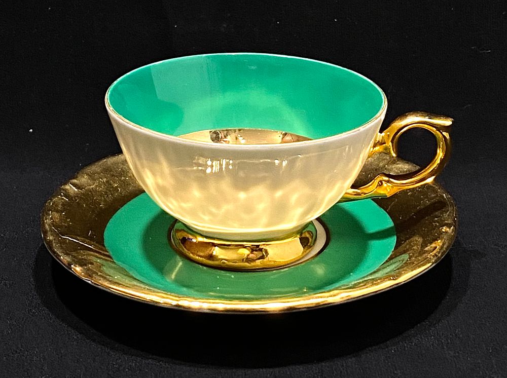 ספל ותחתית למוקה, שנות ה-30-40 תוצרת ROSCHUTZ FINE BONE GERMANY PORZELLAN, זיגוג נדיר ועיטורי 