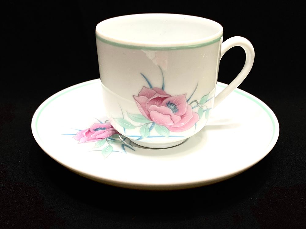 ספל ותחתית למוקו, וינטאג' אלגנטי תוצרת 
LIMOGES FINE BONE FRANCE PORCELAINE
ציור עבודת יד 