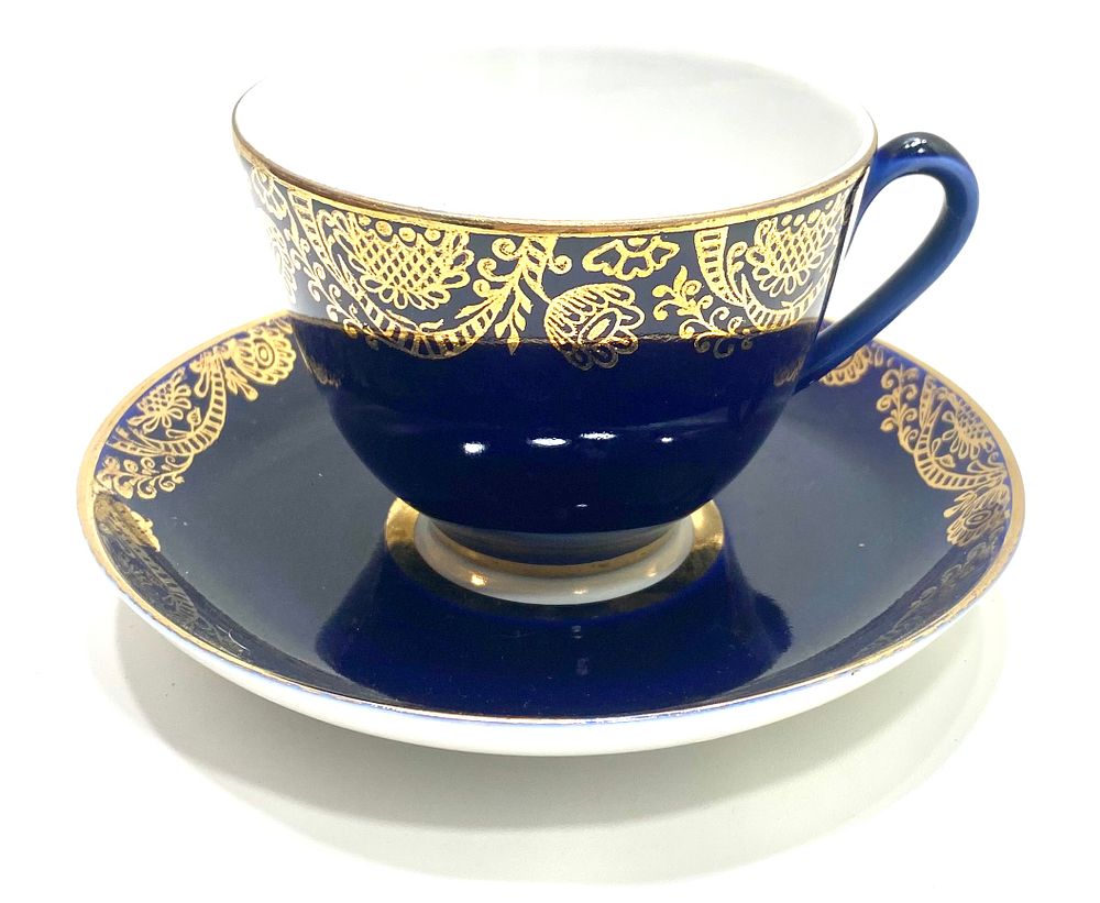 LFZ FINE USSR PORCELAIN
ספל ותחתית פורצלן מרוסיה הקומוניסטית, חתום, קובלט, זהב וציור אלגנטי 