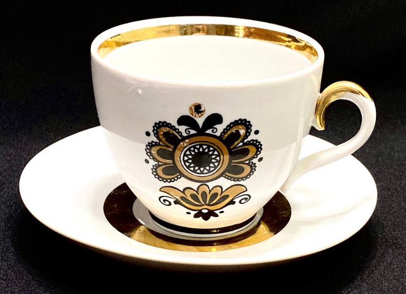 PFZ FINE USSR PORCELAIN
ספל וחתית פורצלן, וינטאג' מרוסיה הקומוניסטית, חתום, גובה ספל - 7 ס"מ 