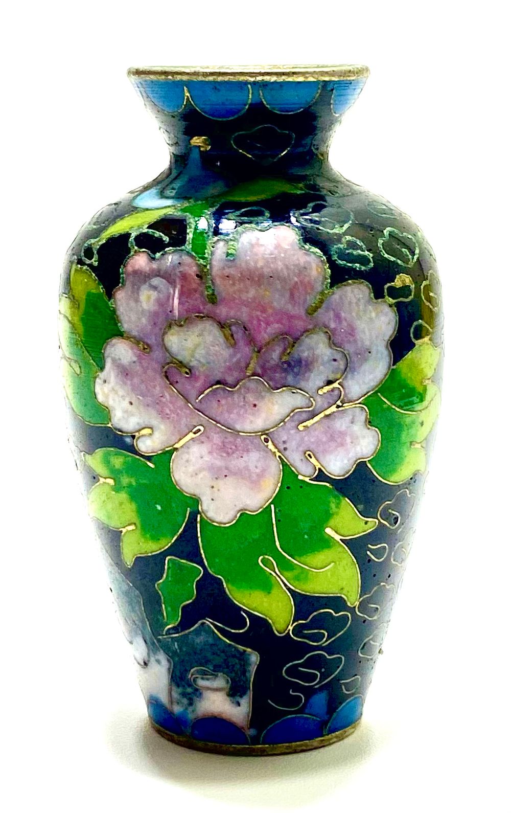 אגרטל קלאוזנה אלגנטי ויפה, מחצית הראשונה מאה ה-20, גובה 7.5 ס"מ, עבודה מושלמת, צבעים מרהבים 