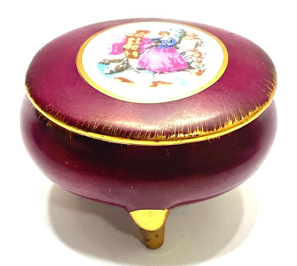 קופסת תרופות/סוכרזית בסגנון LIMOGES, זיגוג נדיר, עיטורי זהב והדפס סצנה ויקטוריאנית, 5X4X3.5 ס"מ