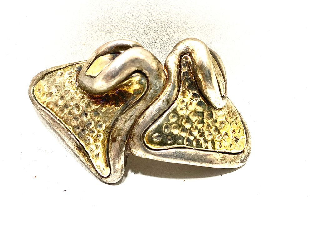 סיכת דש כסף 925 עם ציפוי זהב חלקי, חתומה גם ע"י האומן, 6X3.5 ס"מ