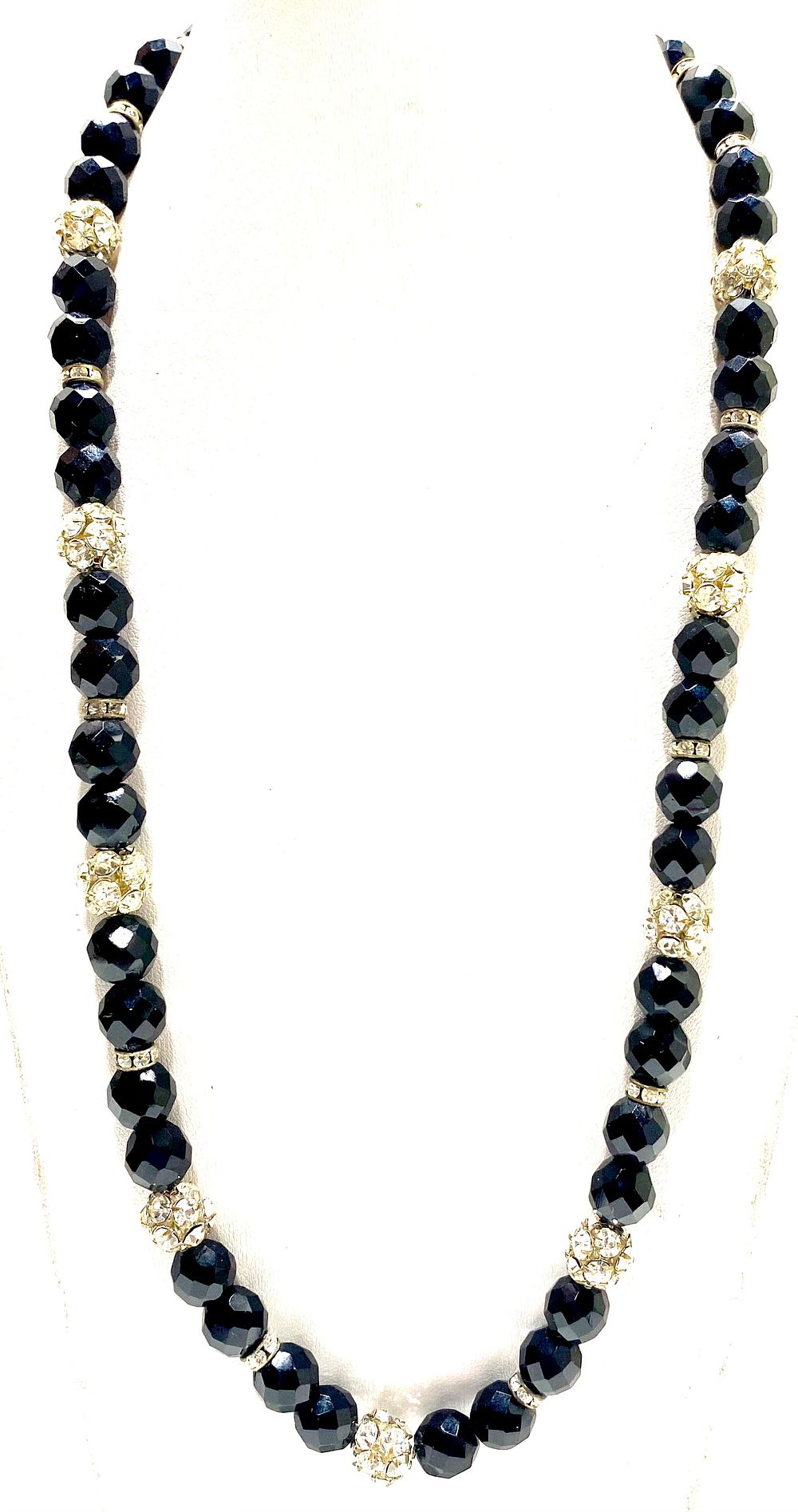 מחרוזת וינטאג' נדירה תוצרת צ'כוסלובקיה, חרוזי זכוכית ליטוש יהלום וחרוזים משובצים קריסטלים, אורך 