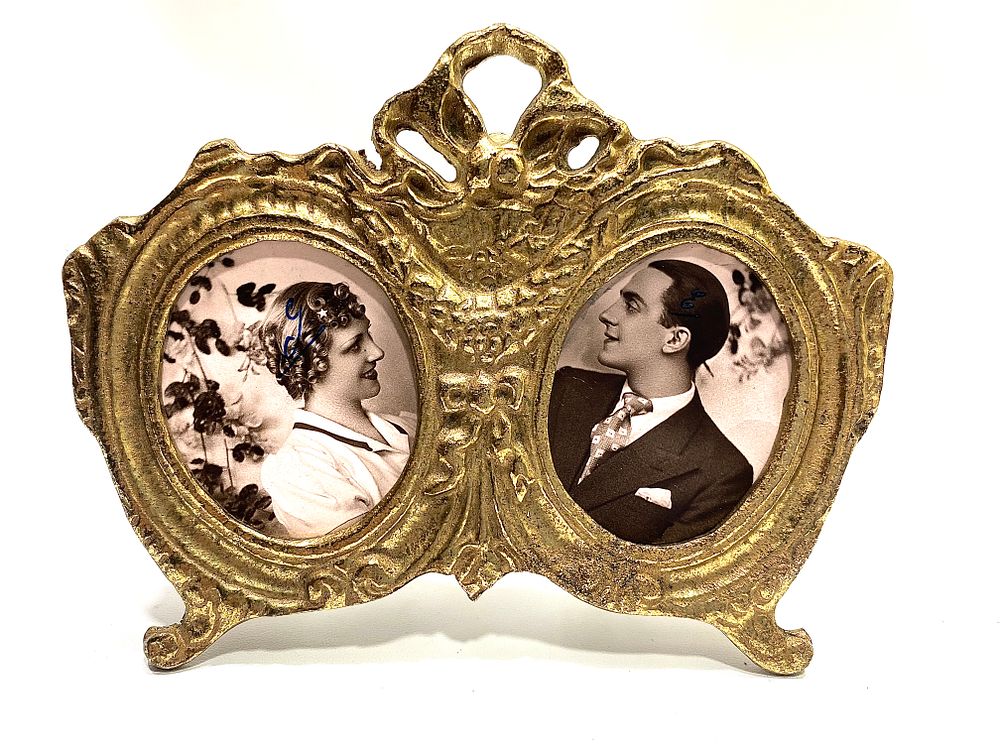 מסגרת שולחנית כפולה, ברונזה/פליז מוזהבת, שנות ה40-60, עבודת חוסר יפה ועבודת בלט אלגנטית. במסגרת 