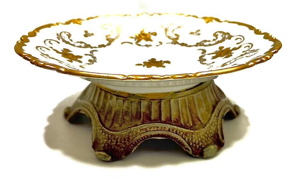 טסה קטנה
צלחת פורצלן תוצרת גרמניה ורגלית פליז מוזהב, קוטר 13 ס"מ, גובה 5 ס"מ