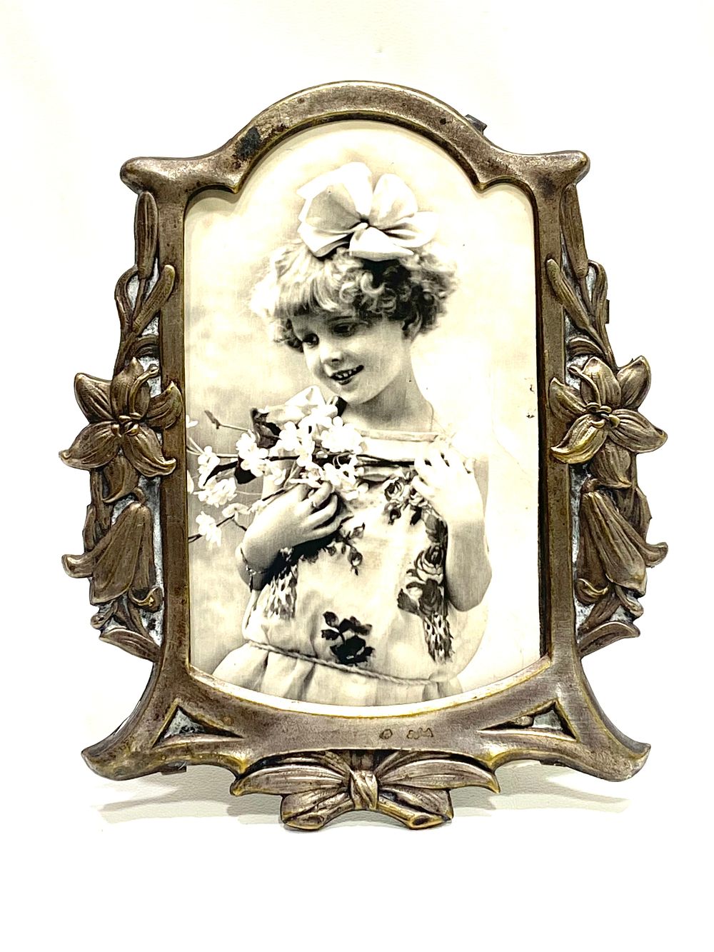 מסגרת שולחנית עתיקה, עשויה פיוטר ופח, עבודת בלט ועבודת פיסול בחזית, במסגרת גלויה מקורית משנות 