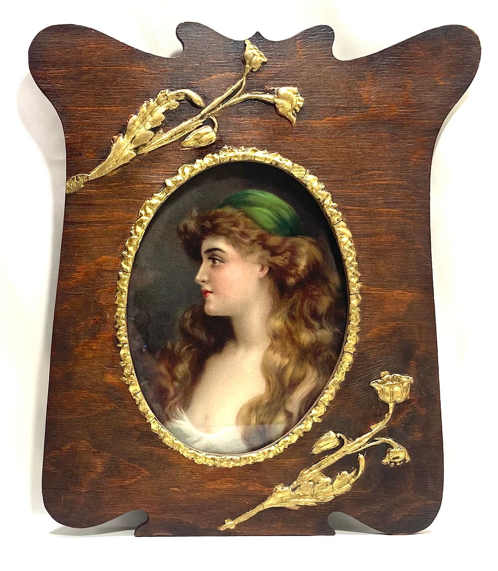 לאספני פריטים נדירים עתיקים ולמביני עניין
מסגרת עתיקה יפה ואלגנטית, עשויה עץ בשילוב ברונזה 