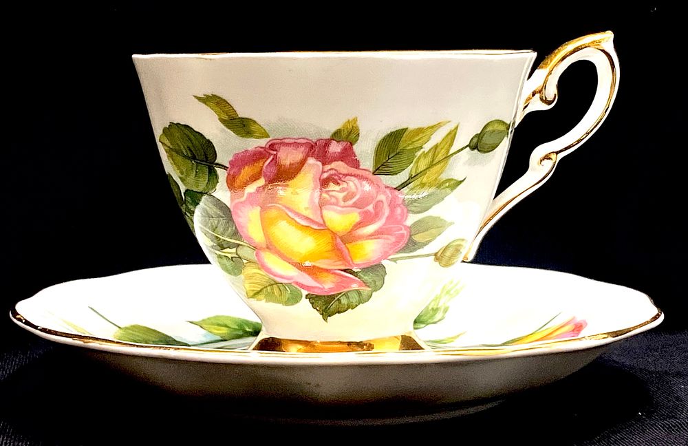 ספל ותחתית פורצלן וינטאג', תוצרת
ROYALSTANDARD FINE BONE ENGLAND PORCELAIN, מהדורה מוגבלת 