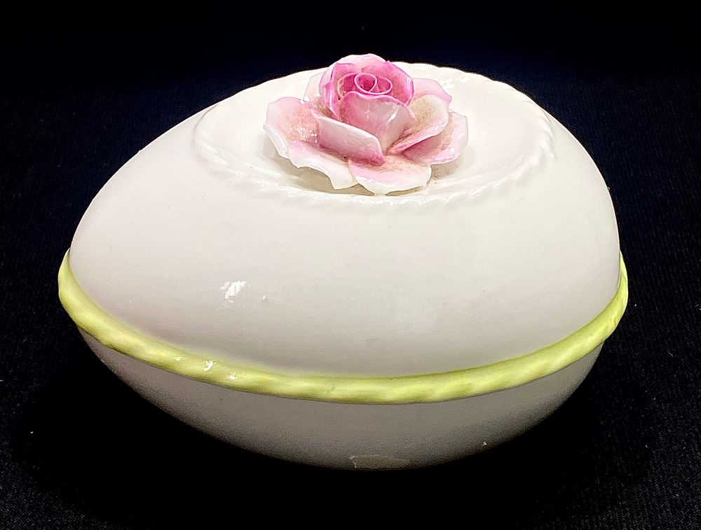 קופסת תכשיטים בצורת ביצה, על ה מכסה פיסול ורד, תוצרת AYNSLEY FINE BONE ENGLAND PORCELAIN, עבודת 