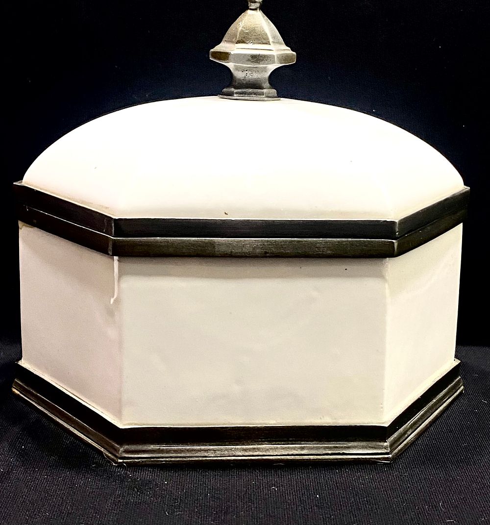 בונבוניירה עתיקה, פאיינס בשילוב פיוטר, 18X11.5X18 ס"מ