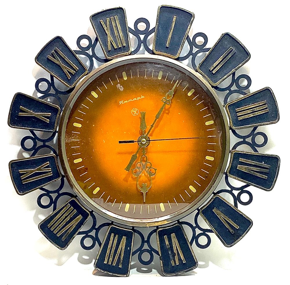 שעון קיר וינטאג' מרוסיה הקומוניסטית, קוורץ, שנות ה-70, תוצרת JANTAR, חתום, במצב עבודה, סימני 