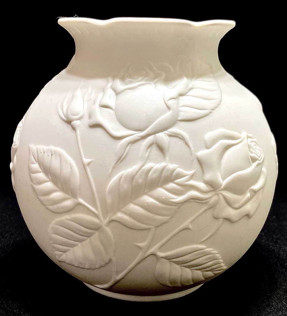 אגרטל פורצלן ביסקוויט
KAISER FINE WEST GERMANY PORZELLAN
חתום, ממוספר, עבודת בלט יפה, גובה 14.5 ס"מ