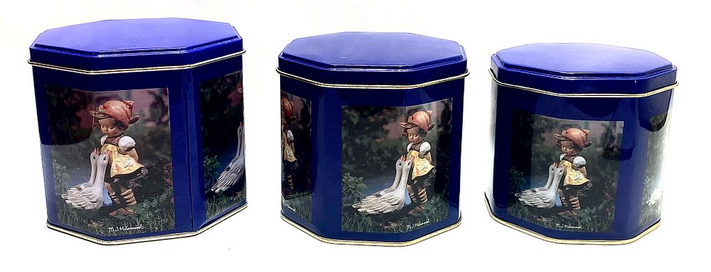 סט 3 קופסאות פח וינטאג' עם הדפס בנושא "M.J.HUMMEL PORZELLAN" גובה 9-10.5 ס"מ