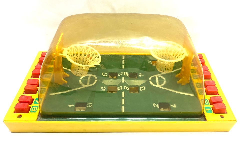 משחק שולחן "כדורסל", וינטאג' תוצרת הון קונג שנות ה 80-90, חתום, במצב עבודה, סימני גיל קלים 