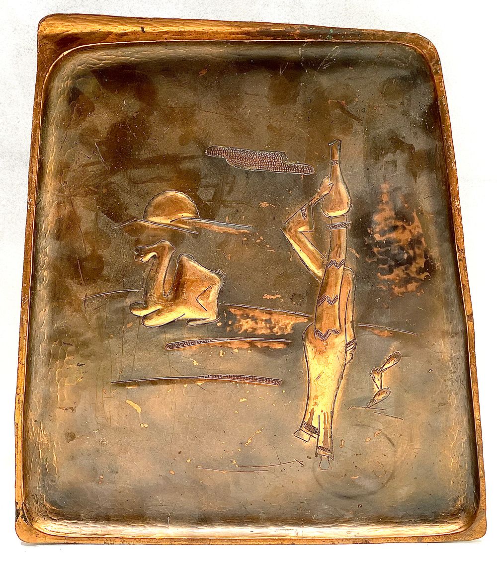 לאספני ישראליינה נדירה בנושא יודאיקה
מגש דקורטיבי לתליה, נחושת אדומה, ריקוע "רחל אמנו" 32X33 ס"מ