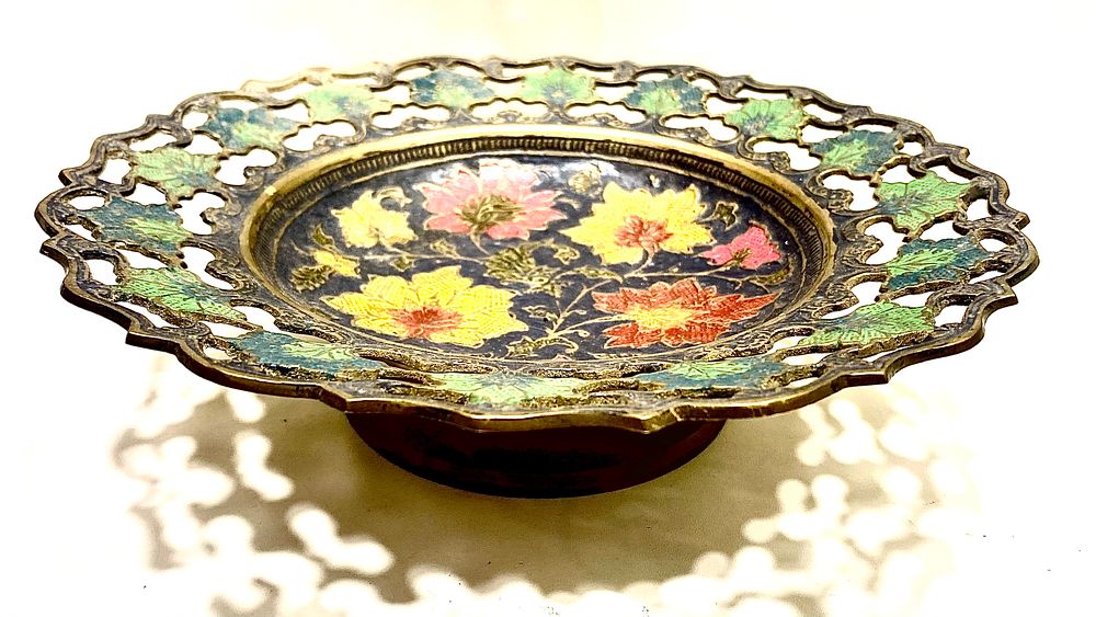 טסה ברונזה עם אמייל , עבודת יד אומן, הודו שנות ה-70, עבודת חוסר, גובה 6 ס"מ, קוטר 23 ס"מ , פריט 