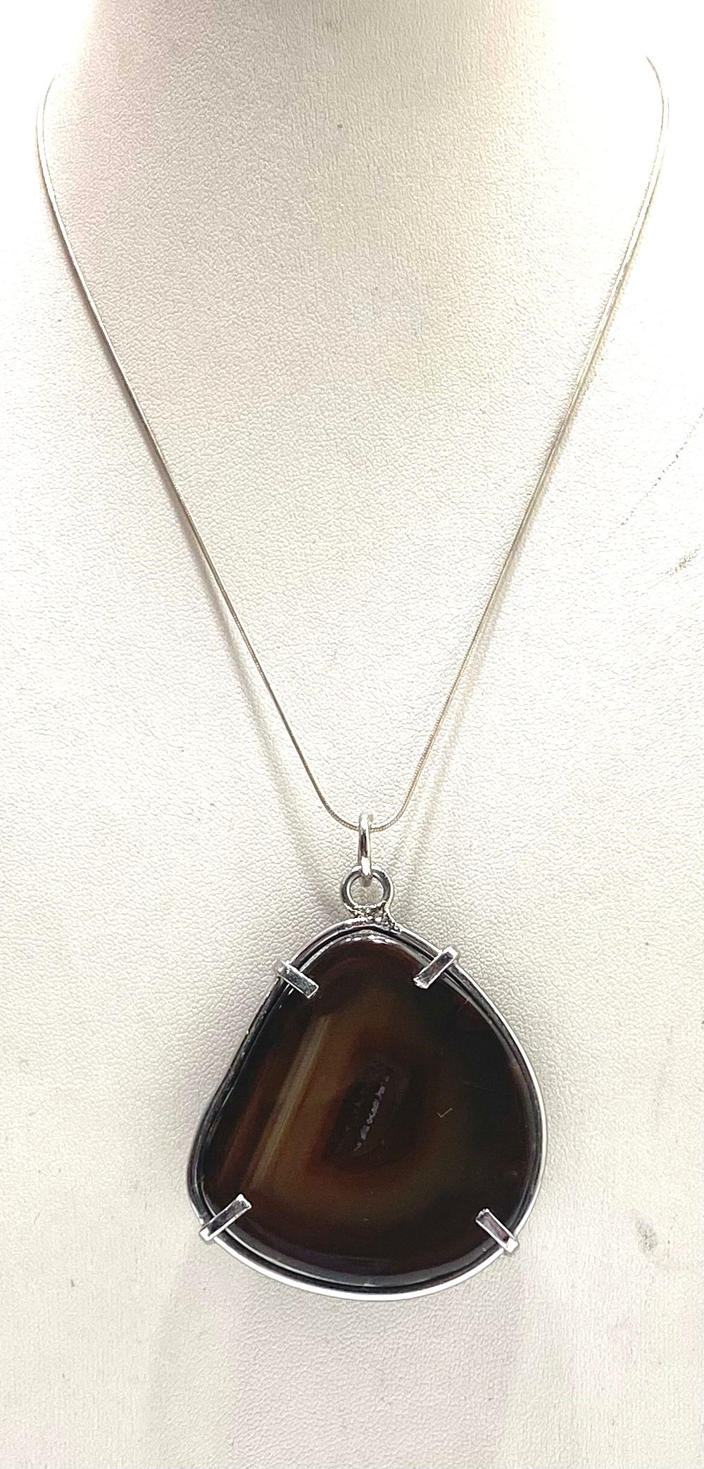 שרשרת כסף ותליון גדול ממדים, משובץ אבן חן
מידות התליון: 5X4.5 ס"מ, אורך במצב הסגור - 26 ס"מ